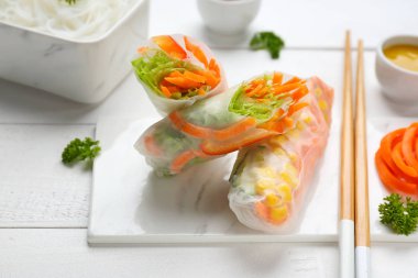 Beyaz masa üzerinde lezzetli bahar rulo