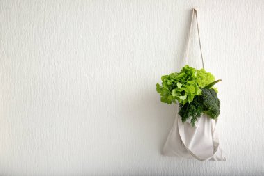 Taze sebze duvarda asılı Eko çanta