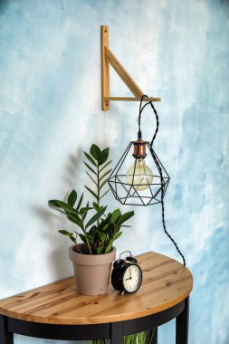 Yeni lamba iç odanın duvarında asılı