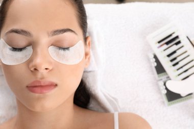 Genç kadın kirpik uzatma yordamda Güzellik Salonu geçiyor