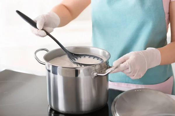 Mulher preparando queijo saboroso na cozinha — Fotografia de Stock