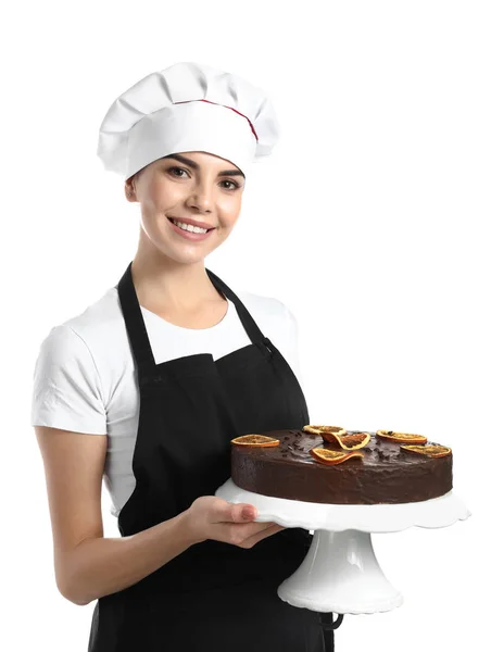 Mladý samičí cukráč s chutným dortem na bílém pozadí — Stock fotografie
