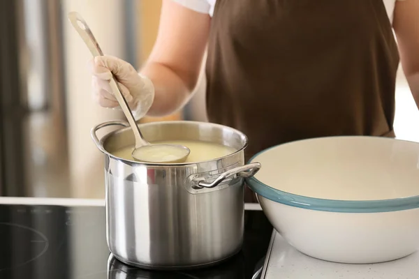 Femme préparant savoureux fromage dans la cuisine — Photo