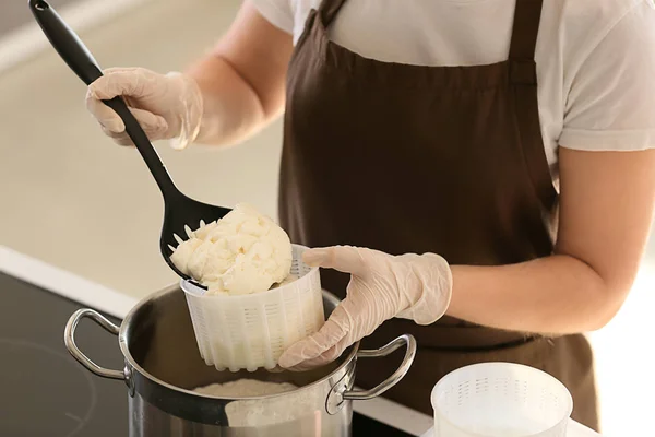 Femme préparant savoureux fromage dans la cuisine, gros plan — Photo