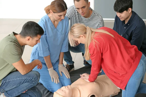 CPR ilk yardım eğitim sahasında gerçekleştirmek öğrenme insanlar — Stok fotoğraf