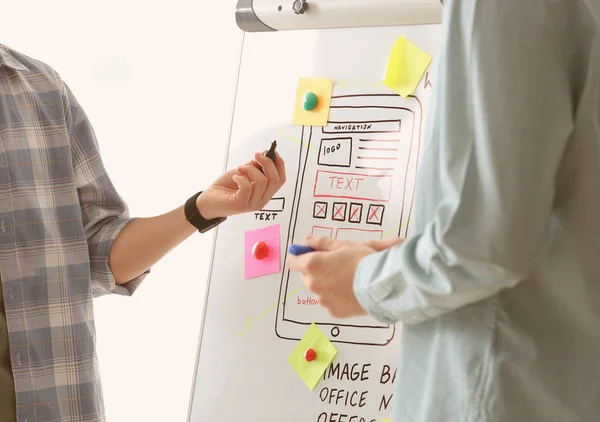 Jóvenes diseñadores de TI trabajando en la oficina — Foto de Stock