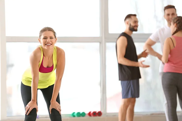 Sportowy młodych ludzi trening w siłowni — Zdjęcie stockowe