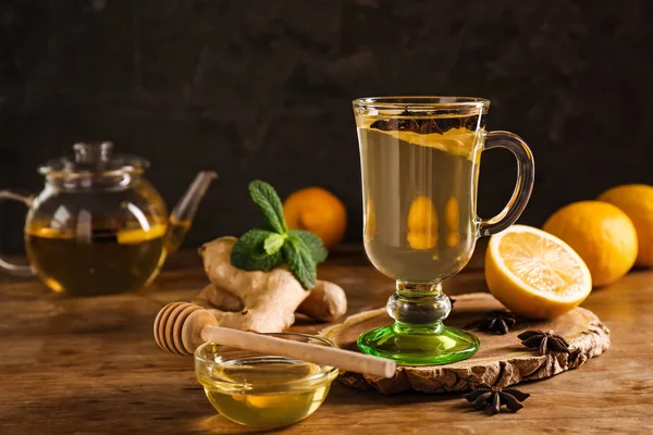 Coupe de boisson savoureuse au citron, gingembre et miel sur table en bois — Photo