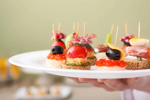 Chef holding plate with tasty canapes, closeup — Stock Photo, Image