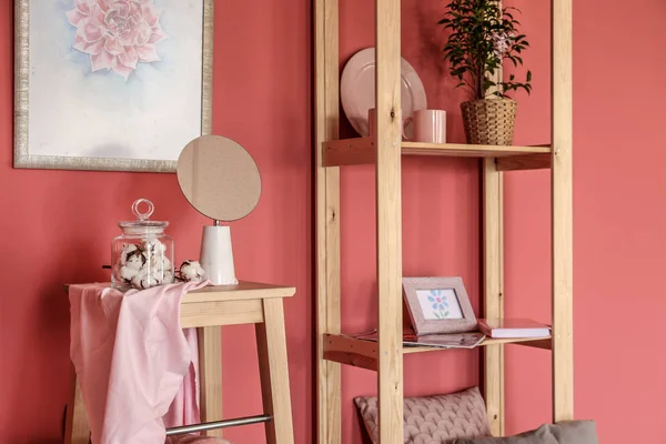 Muebles de madera con decoración cerca de la pared de color en la habitación —  Fotos de Stock