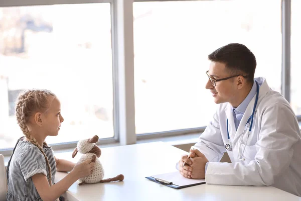 Pediatrician with little girl in his office — Stock Photo, Image