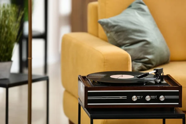 Grabador con disco de vinilo en la mesa en la habitación —  Fotos de Stock