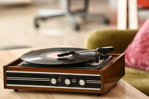 Рекорд-плеер с виниловым диском на столе в номере — стоковое фото