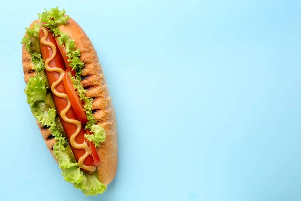 Smaczne hot doga na kolor tła — Zdjęcie stockowe