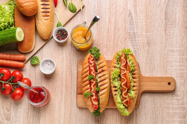 Samenstelling met smakelijke hotdogs op tafel — Stockfoto