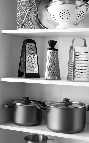 Комплект кухонной утвари на полках — стоковое фото