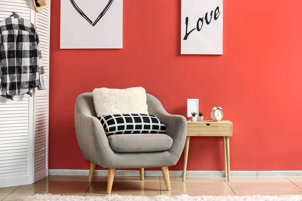 Стильный интерьер гостиной с современным креслом — стоковое фото