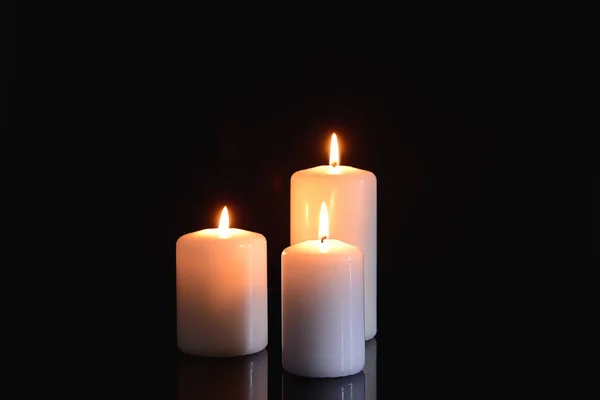 Kynttilöiden polttaminen mustalla pohjalla — kuvapankkivalokuva