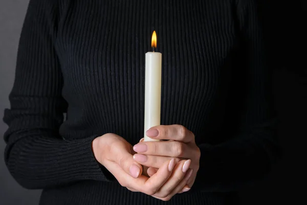 Mourning woman with candle, closeup — Stock Photo, Image