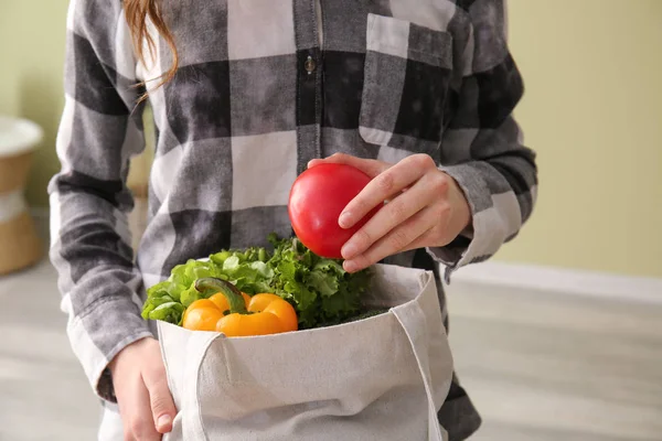 エコバッグ、クローズ アップで新鮮な野菜を持つ若い女性 — ストック写真
