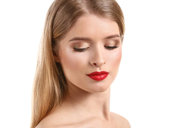 Vacker ung kvinna med ljus makeup på vit bakgrund — Stockfoto