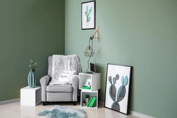 Gaya interior ruangan dengan kursi berlengan nyaman dan lampu baru — Stok Foto