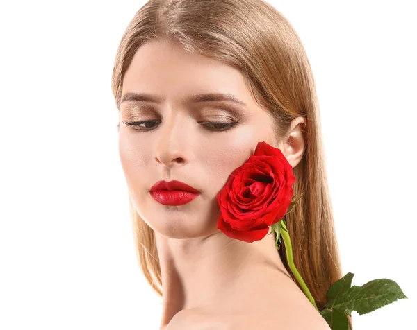 Hermosa mujer joven con maquillaje brillante y flor sobre fondo blanco —  Fotos de Stock