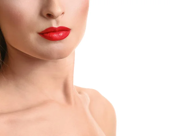Krásná mladá žena s světlý make-up na bílém pozadí, closeup — Stock fotografie