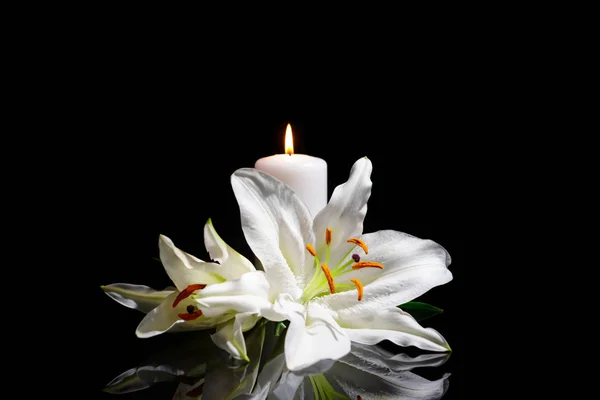 장례식 백합 꽃과 어두운 배경에서 불타는 초 — 스톡 사진