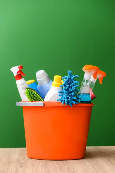 Temizlik malzemeleri renk arka plan karşı masada ayarla — Stok fotoğraf