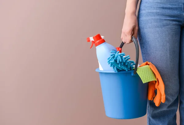 Temizlik malzemeleri renk arka plan üzerinde kadınla ayarla — Stok fotoğraf