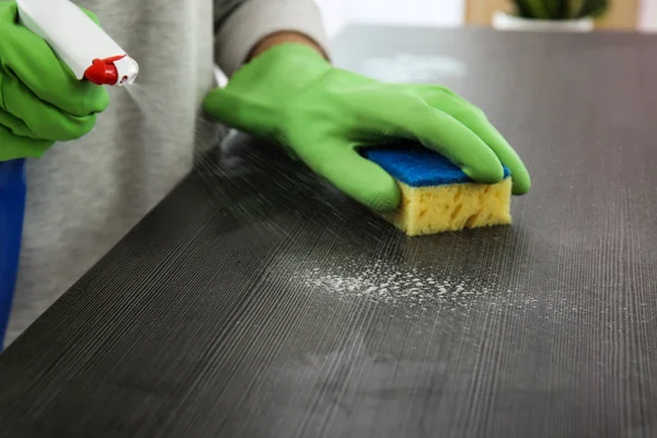 Vrouw haar flat, close-up schoonmaken — Stockfoto