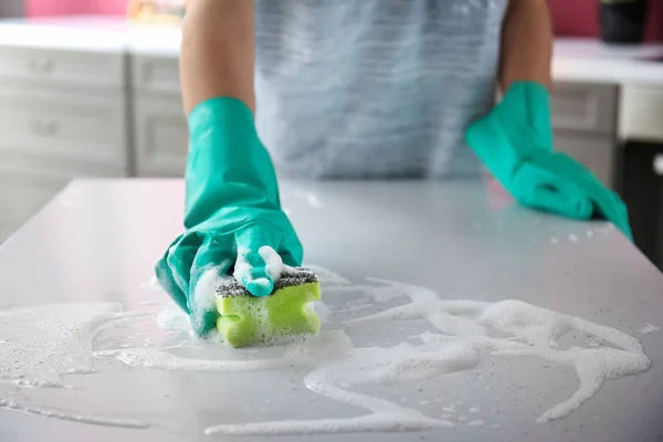 台所で女性清掃表 — ストック写真