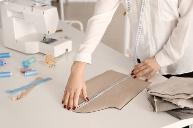 Kadın terzi Atölyesi çalışma