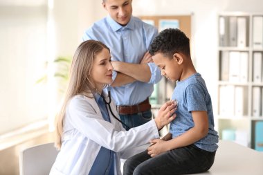Pediatrist Clinic Afrikalı-Amerikan çocuk inceleyerek