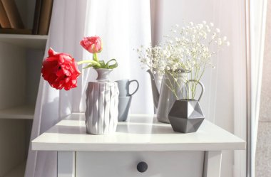 Pencere yakınındaki masaya güzel çiçek