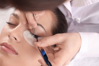 Genç kadın kirpik uzatma yordamda Güzellik Salonu geçiyor