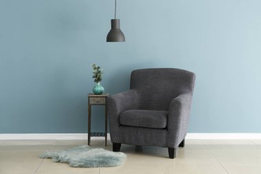 Renk duvar odadaki yakınındaki küçük tablo ile yumuşak koltuk