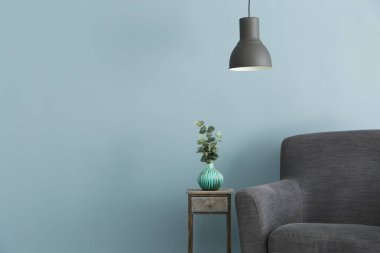 Küçük masa ve lamba renk arka plan üzerinde yumuşak koltuk
