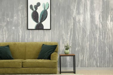 Odada gri duvar yakın yumuşak kanepe ve masa