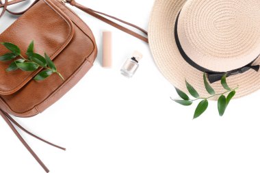 Kozmetik ve beyaz arka plan üzerine şapka ile kadın çanta