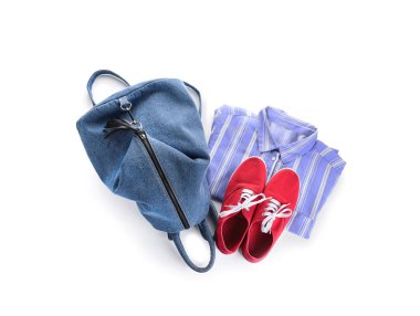 Spor ayakkabılar ve sırt çantası beyaz arka plan üzerinde gömlek