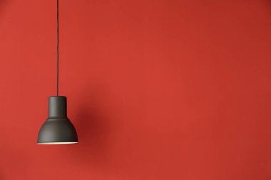Renkli arka planda modern lamba