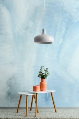 Dekor renkli duvar odadaki yakınındaki tablolarla