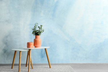 Dekor renkli duvar odadaki yakınındaki tablolarla