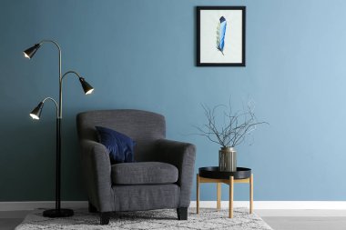 Rahat koltuk ve masa renkli duvar yakın Oda iç