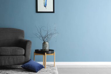 Rahat koltuk ve masa renkli duvar yakın Oda iç