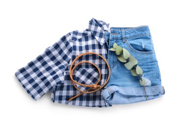 Kot şort, gömlek ve beyaz arka plan üzerinde kemer