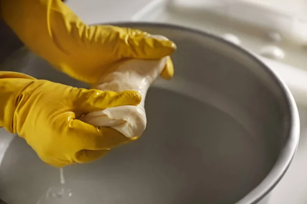 Mulher preparando queijo saboroso — Fotografia de Stock