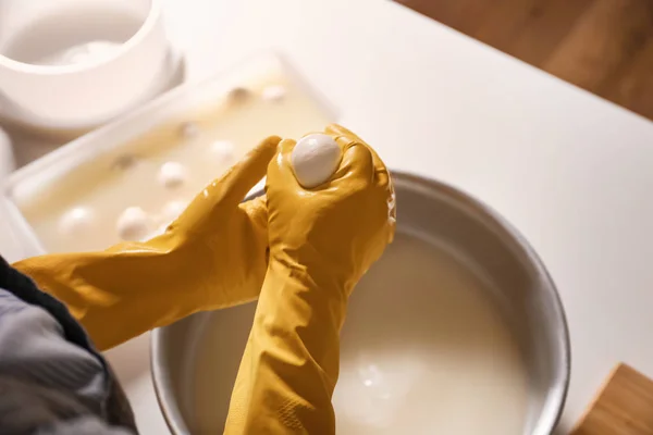 Mulher preparando queijo saboroso — Fotografia de Stock